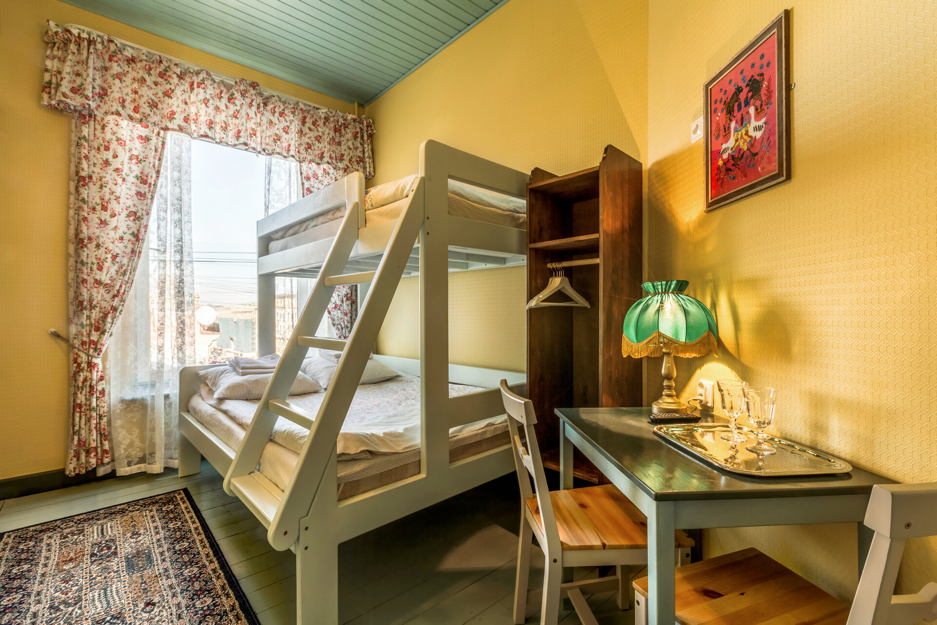 Фото Друзья у Дома Книги