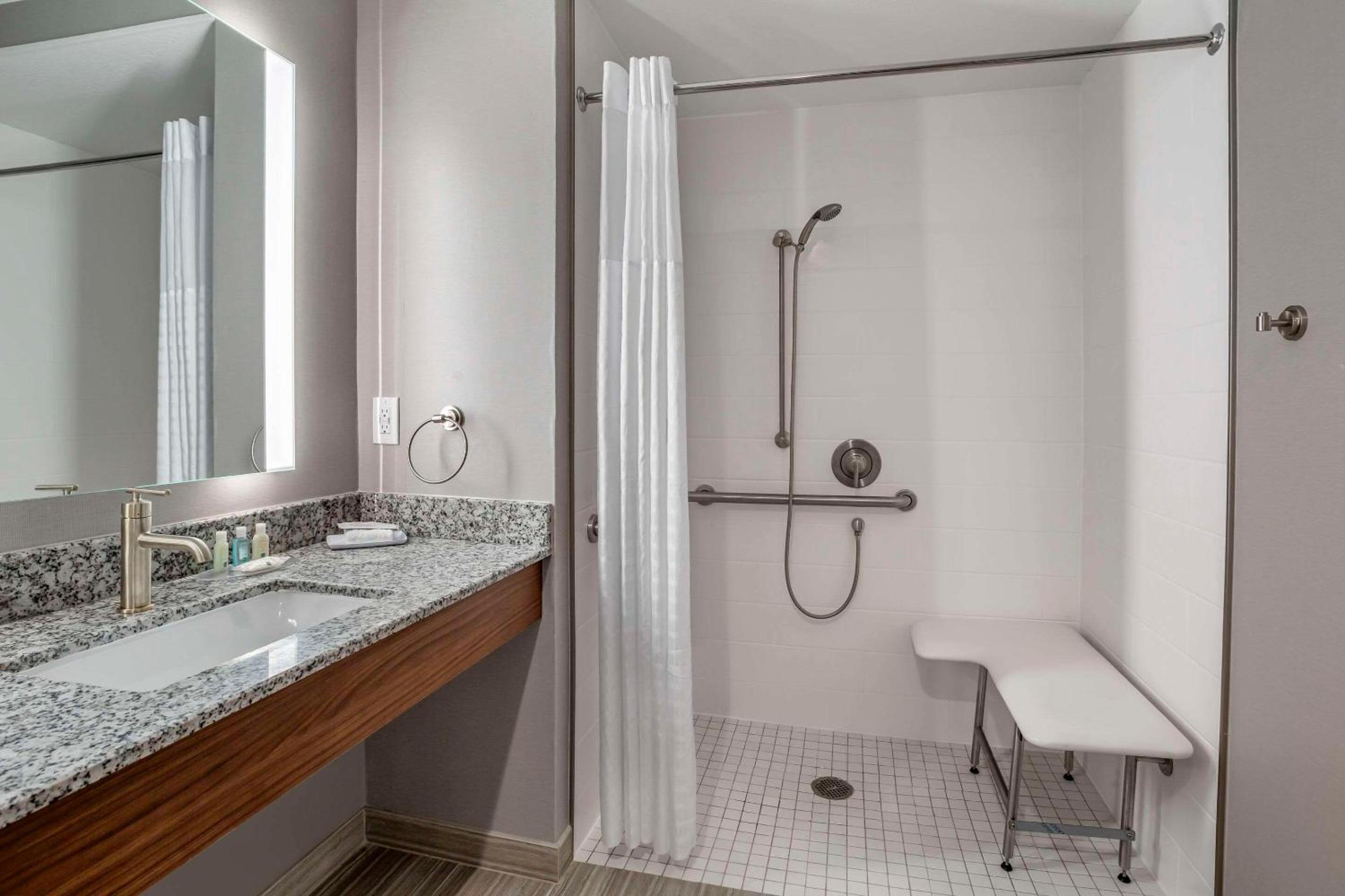 Фото Quality Inn & Suites