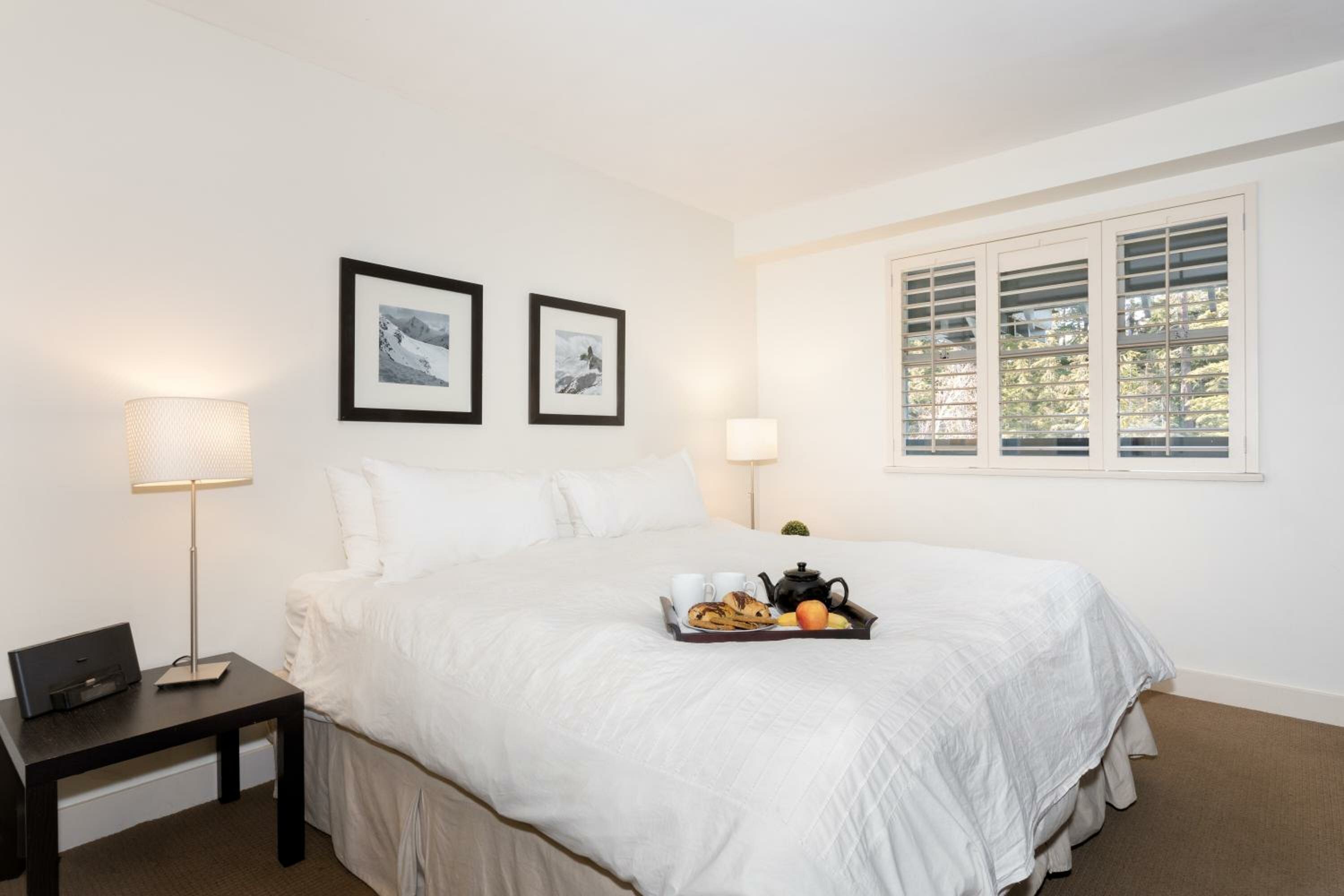 Фото Glacier Lodge Boutique Hotel