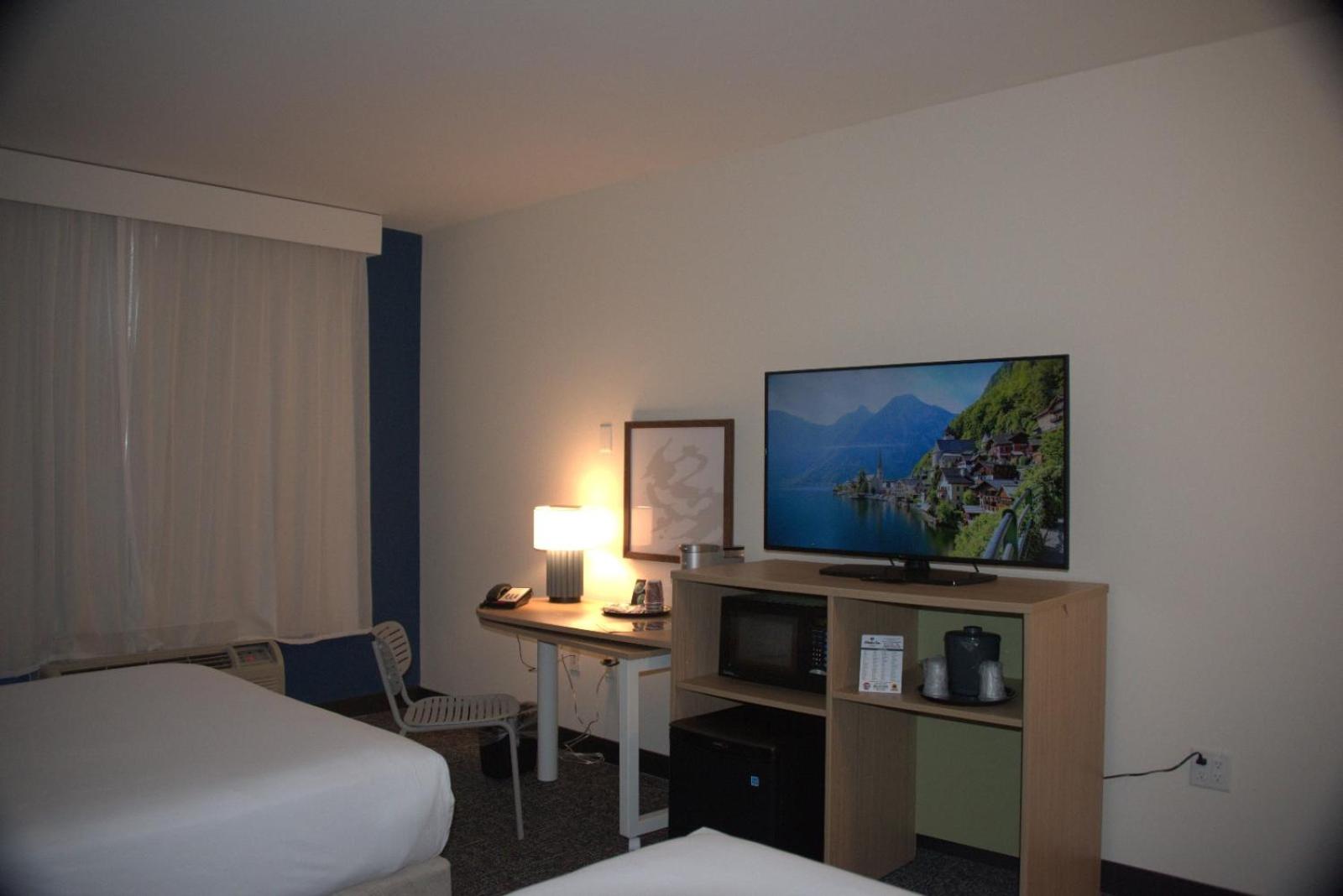 Фото Ashmore Inn & Suites