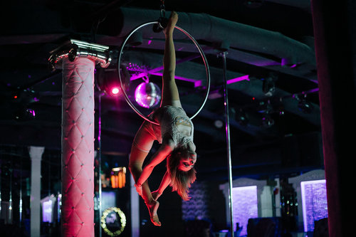 Ақ мини юбкадағы порно