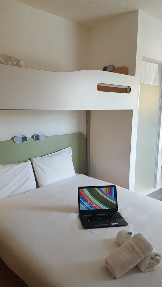 Фото Ibis budget Leeds Centre Crown Point Road