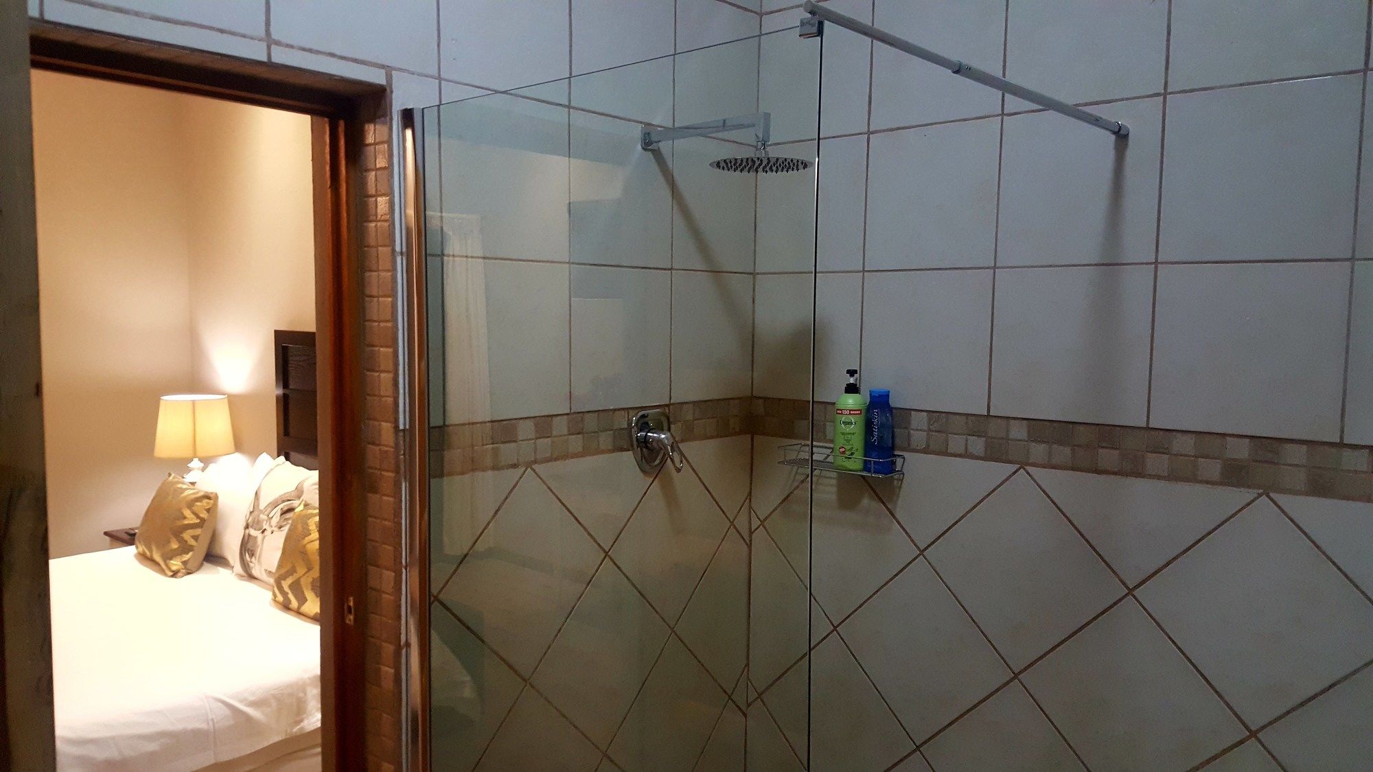 Фото Aerotropolis Guest Lodge