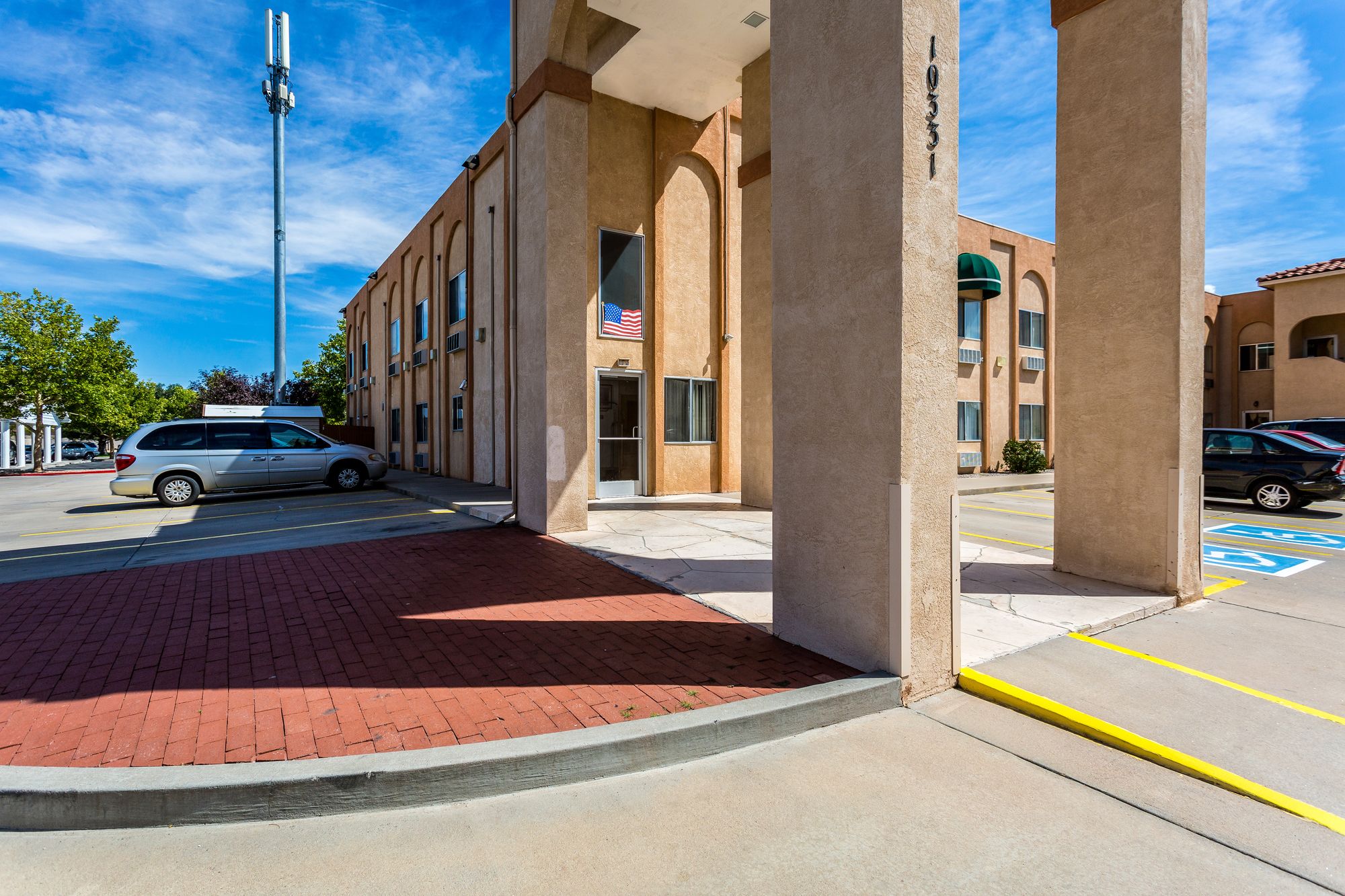 Фото Econo Lodge Inn & Suites