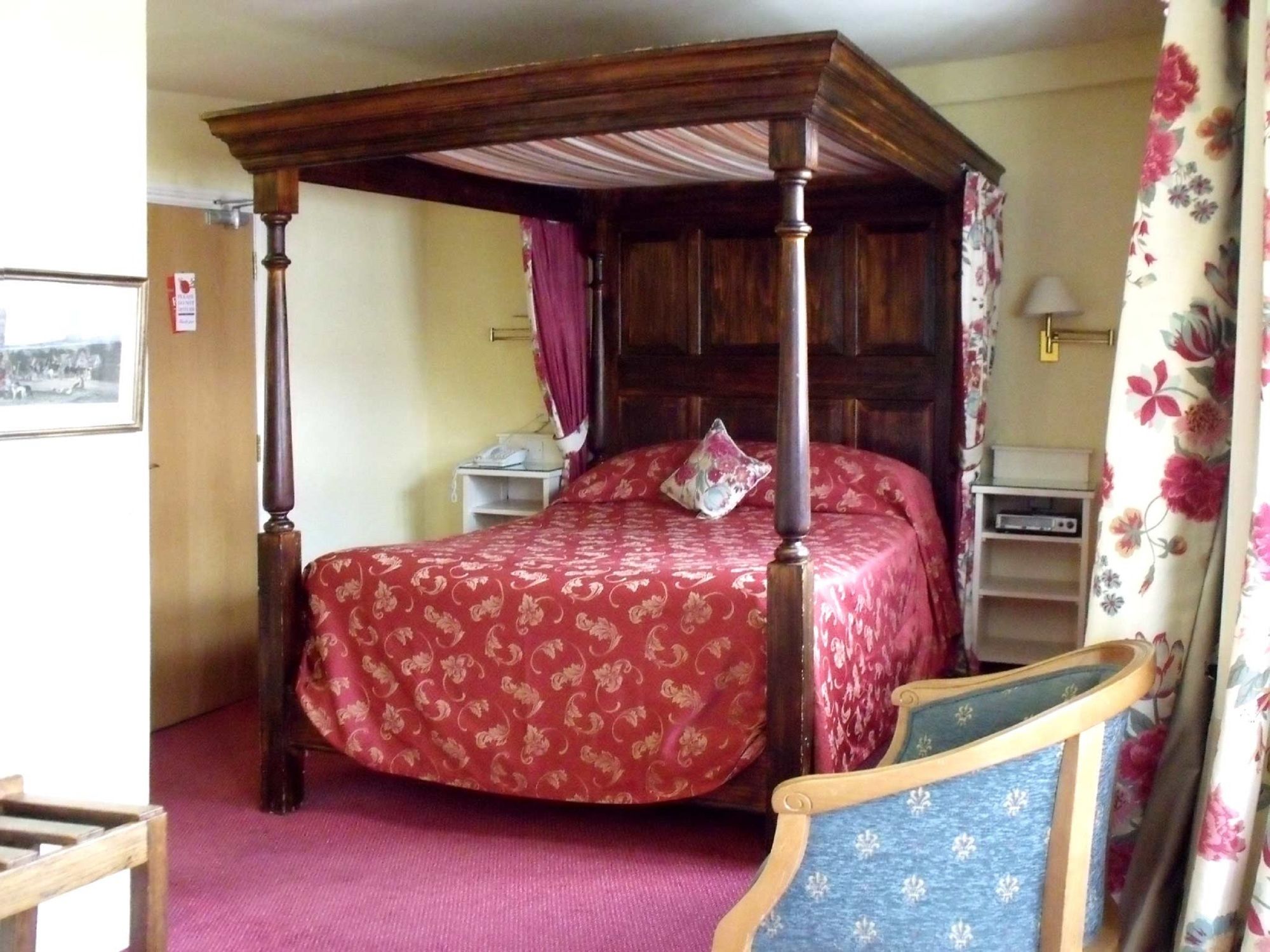 Фото The Feathers Hotel