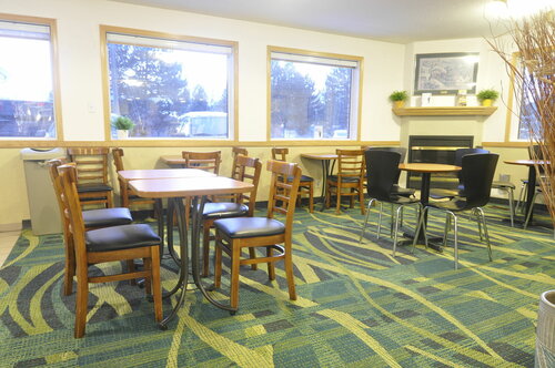 Гостиница Super 8 by Wyndham Revelstoke Bc в Ревелстоке