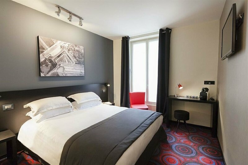 Гостиница Hotel Helussi в Париже