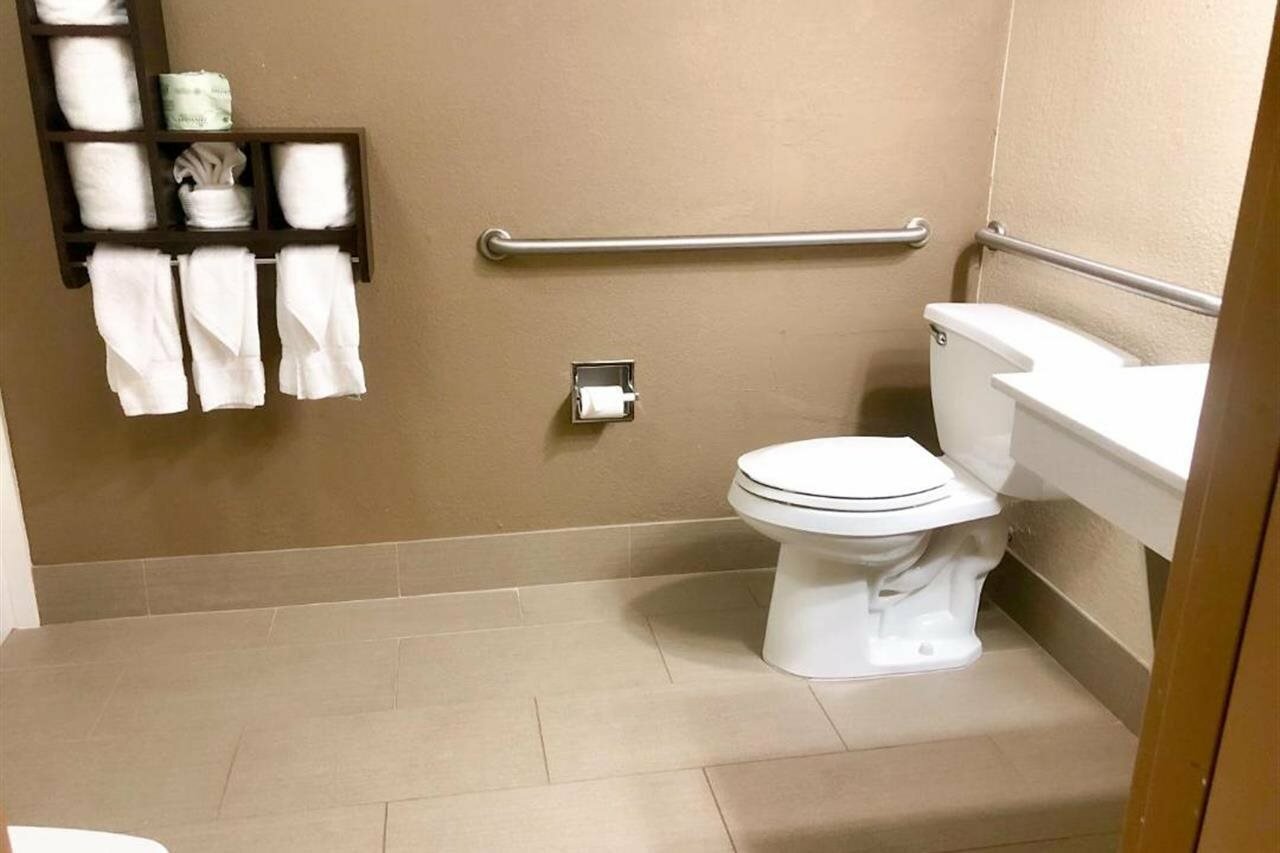 Фото Comfort Suites Regency Park