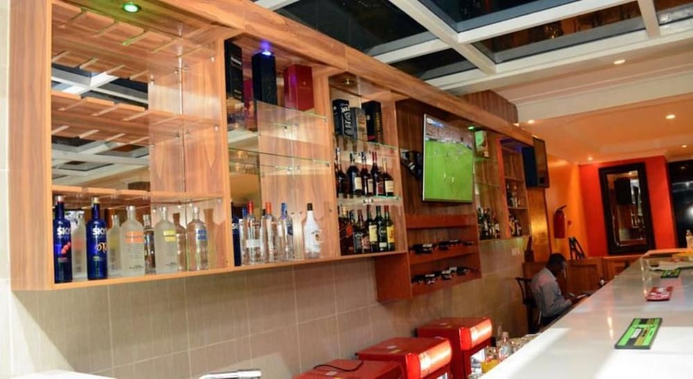 Фото La Posh Hotel