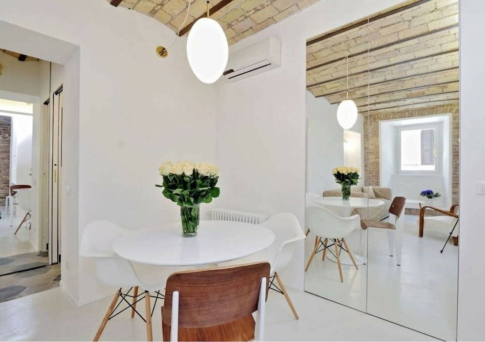 Фото Charming flat near Colosseum