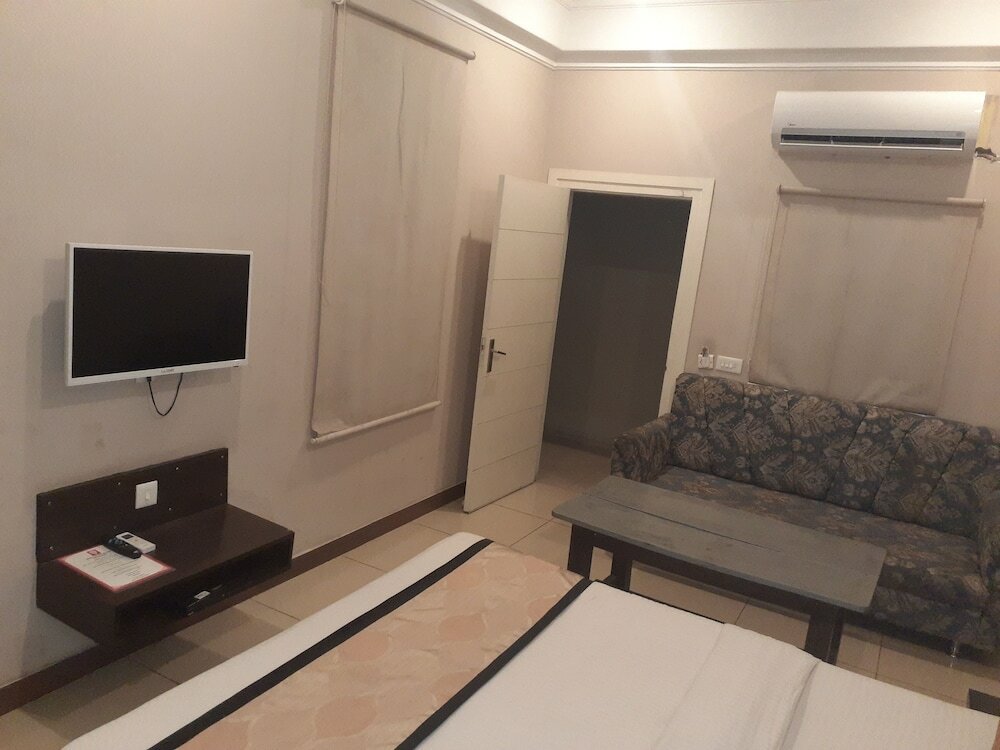 Фото Oyo 364 Hotel Dev Villas