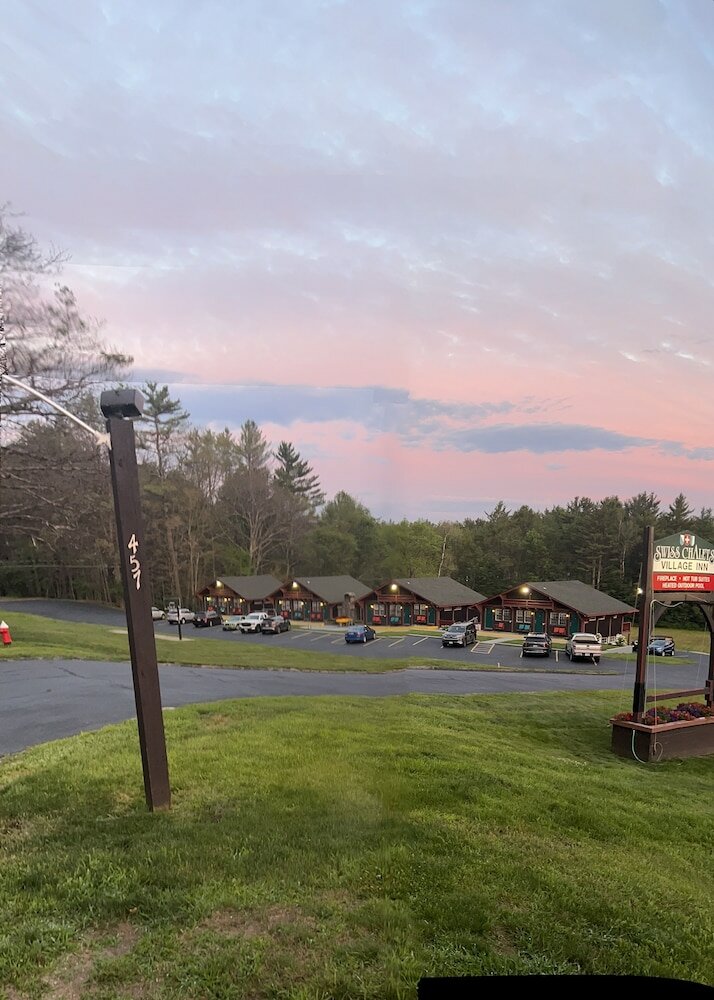 Фото Swiss Chalets Village Inn