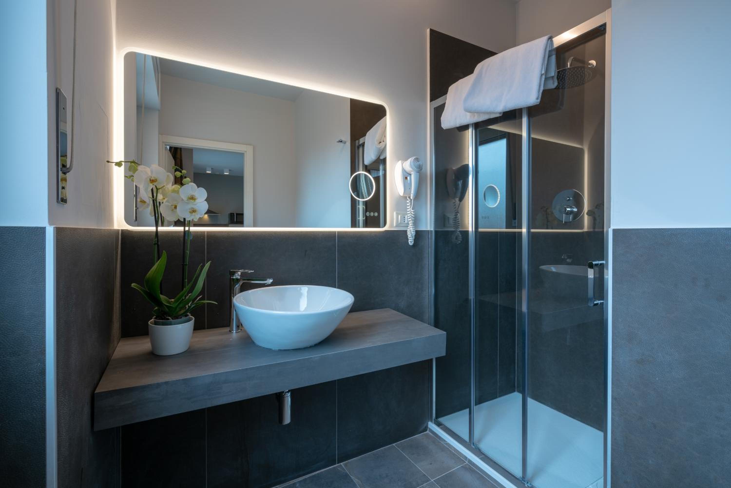 Фото Astoria Suite Apartments