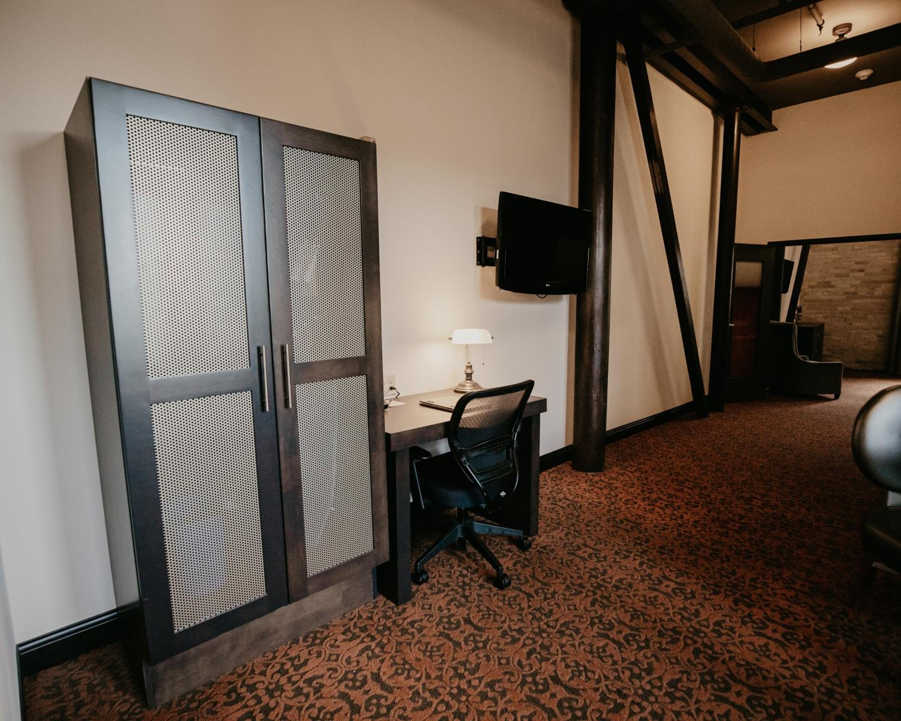 Фото The Brewhouse Inn & Suites