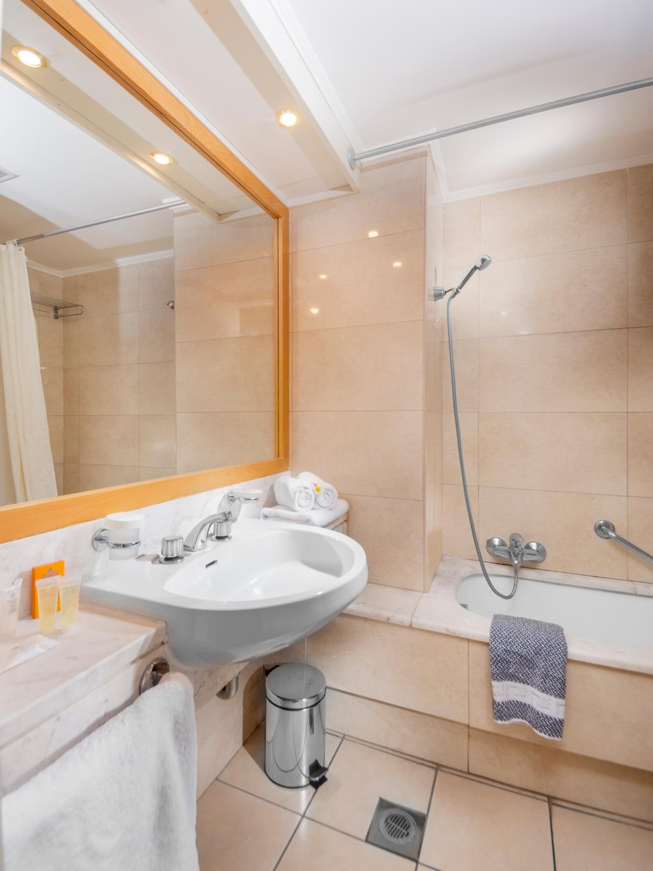 Фото Athineon Hotel