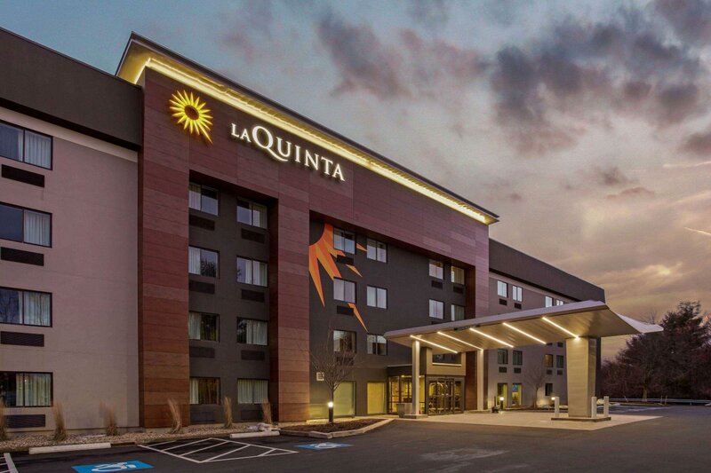 Гостиница La Quinta Inn & Suites by Wyndham Hartford - Bradley Airport