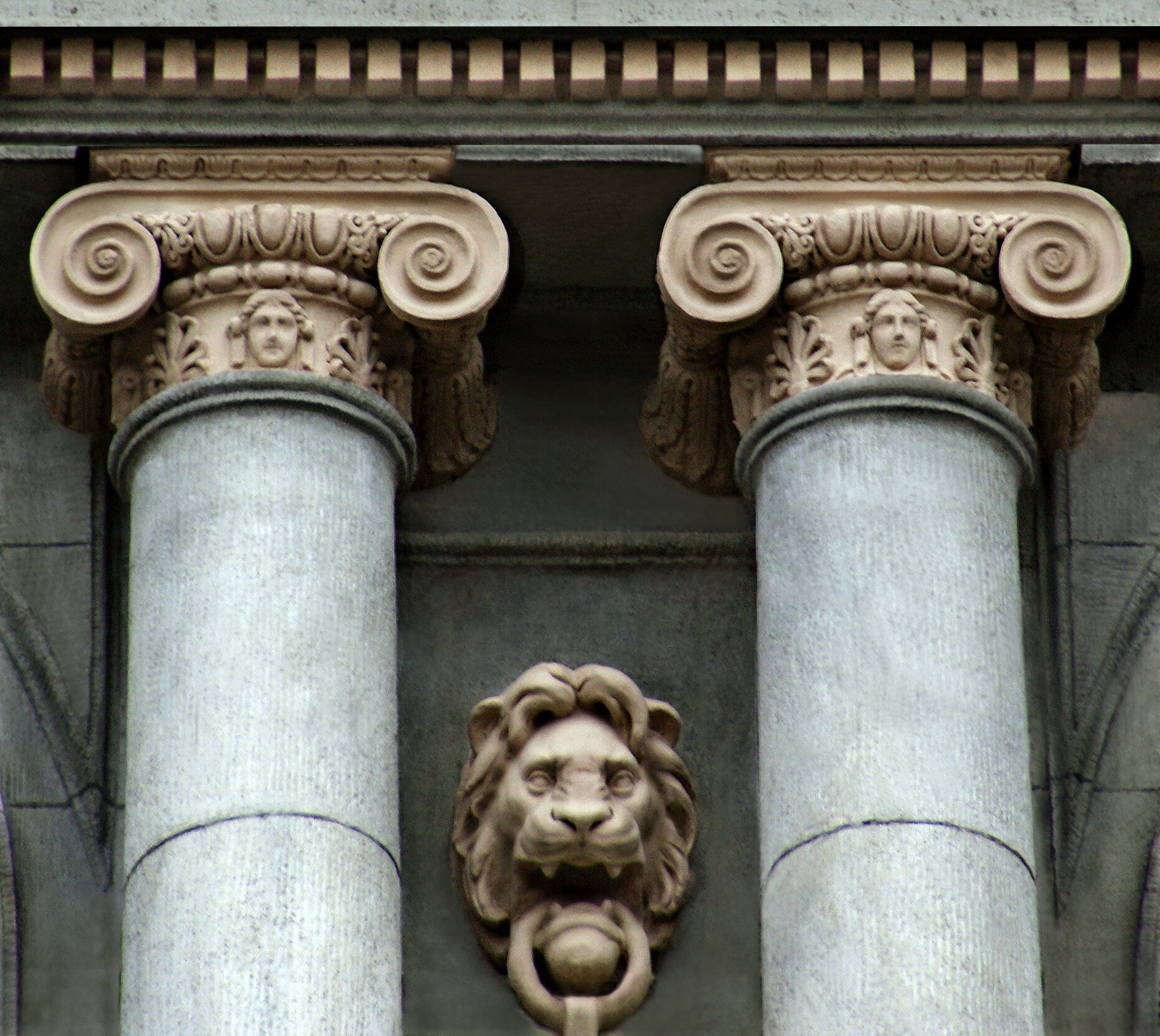 Фото Капитель