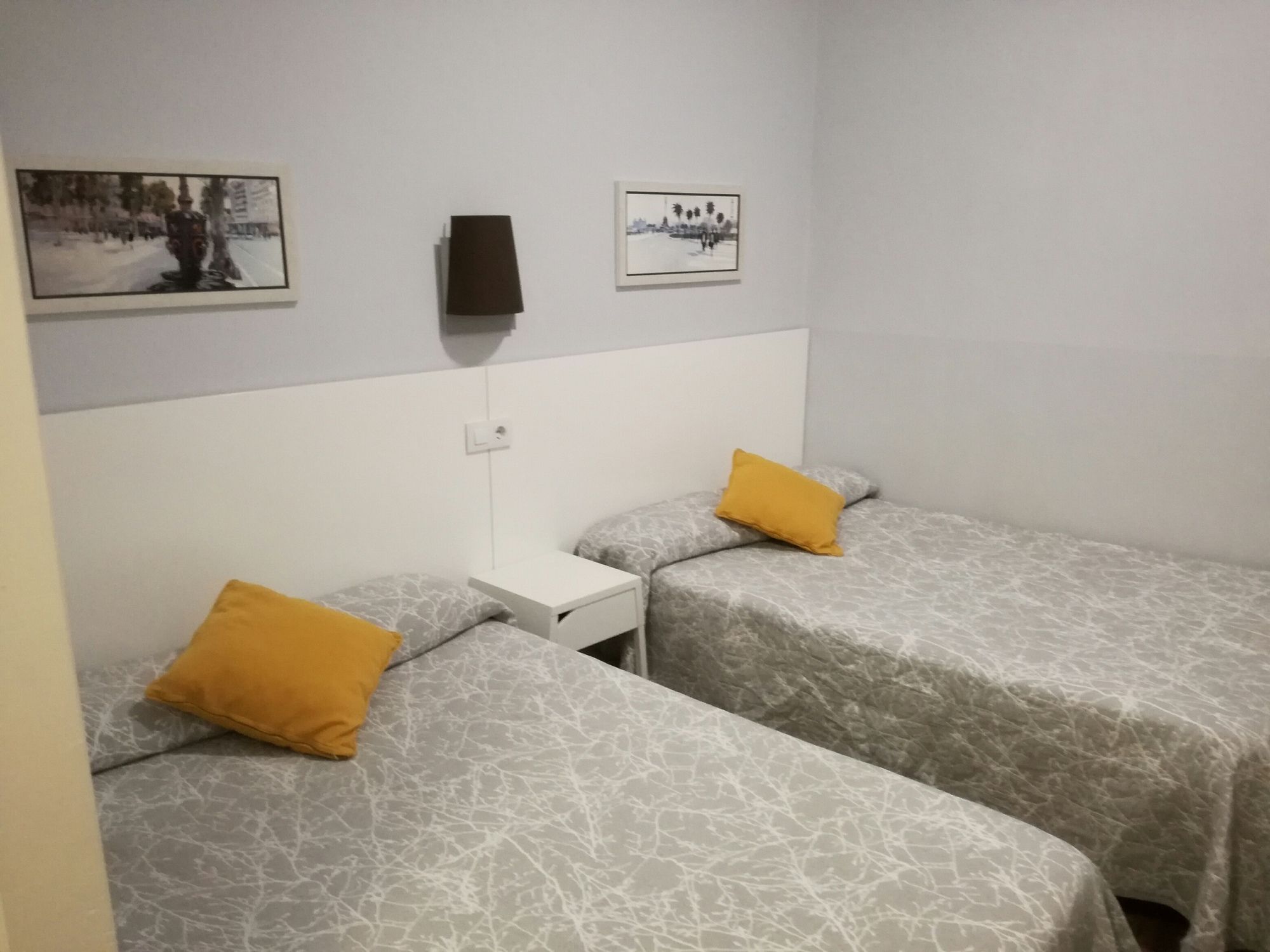 Фото Hostal Lesseps