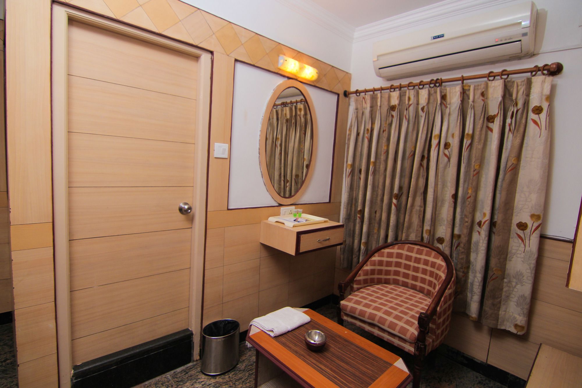 Фото Maple Tree Hotels