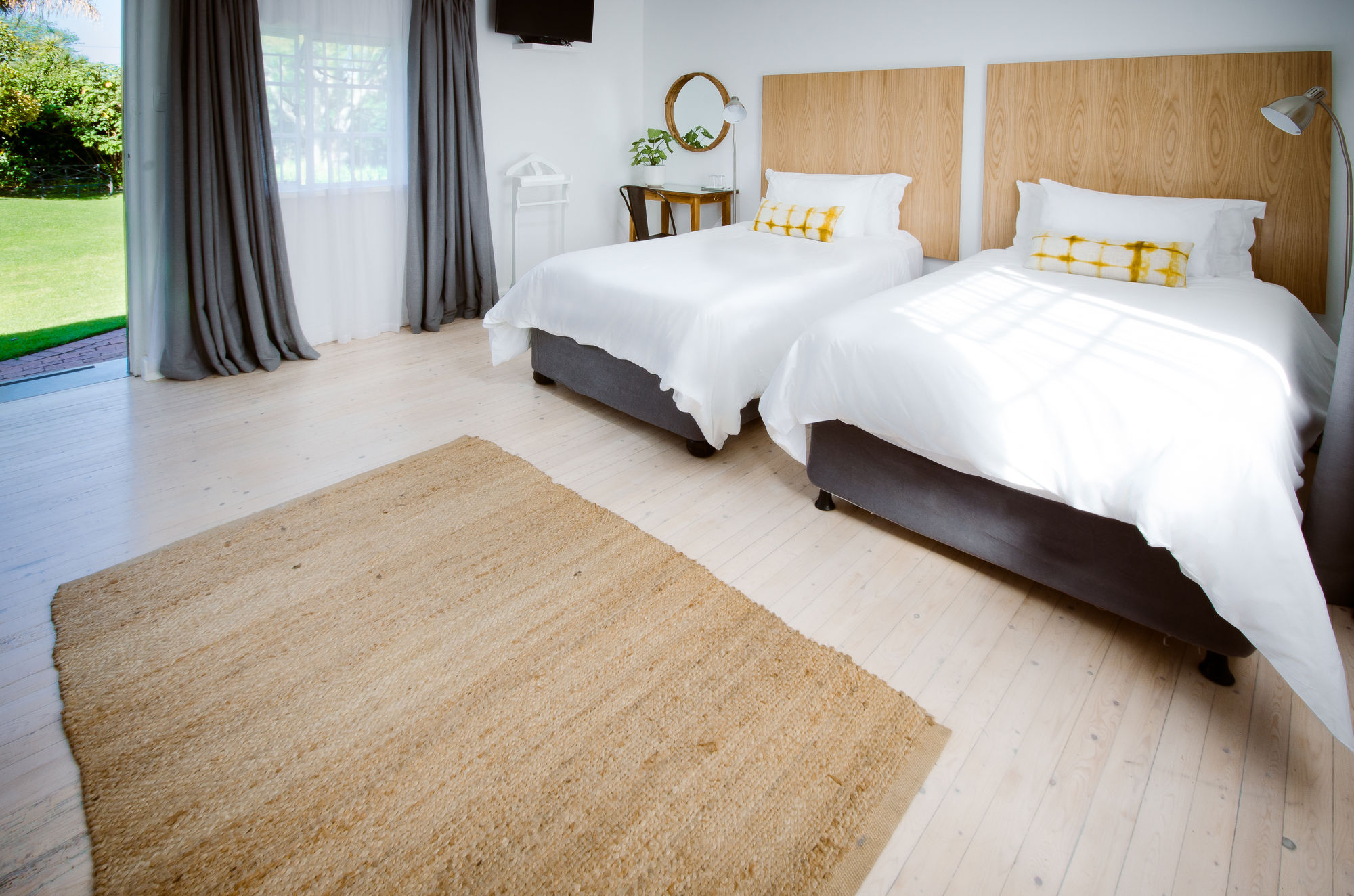 Фото Whispering Oaks