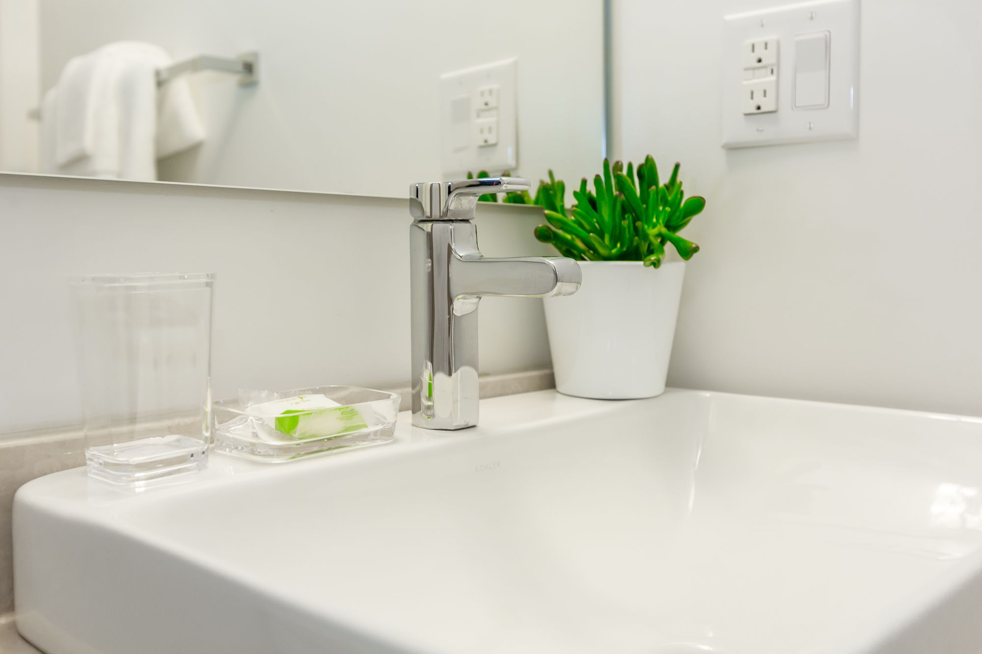 Фото Noel Suites-York St and Lakeshore Blvd