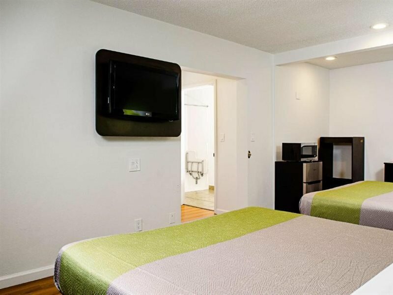 Фото Motel 6 Modesto, Ca - Downtown