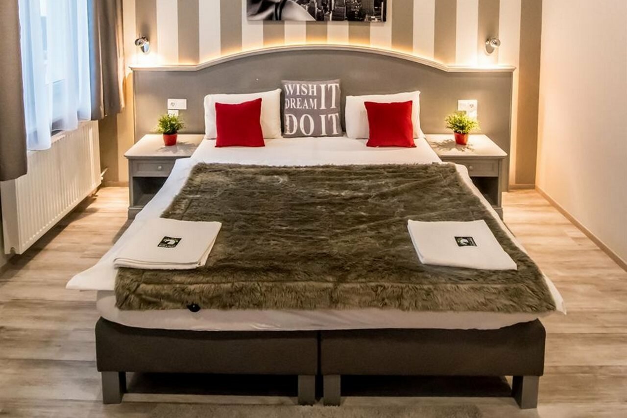 Фото Full Moon Budapest