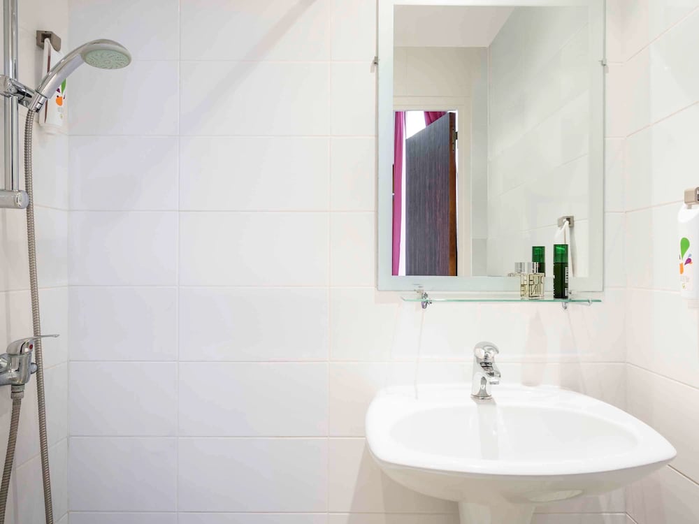 Фото Ibis Styles Asnières Centre