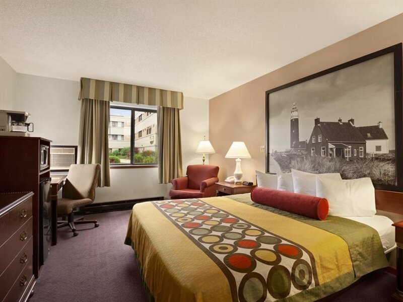 Фото Super 8 by Wyndham Milwaukee Airport