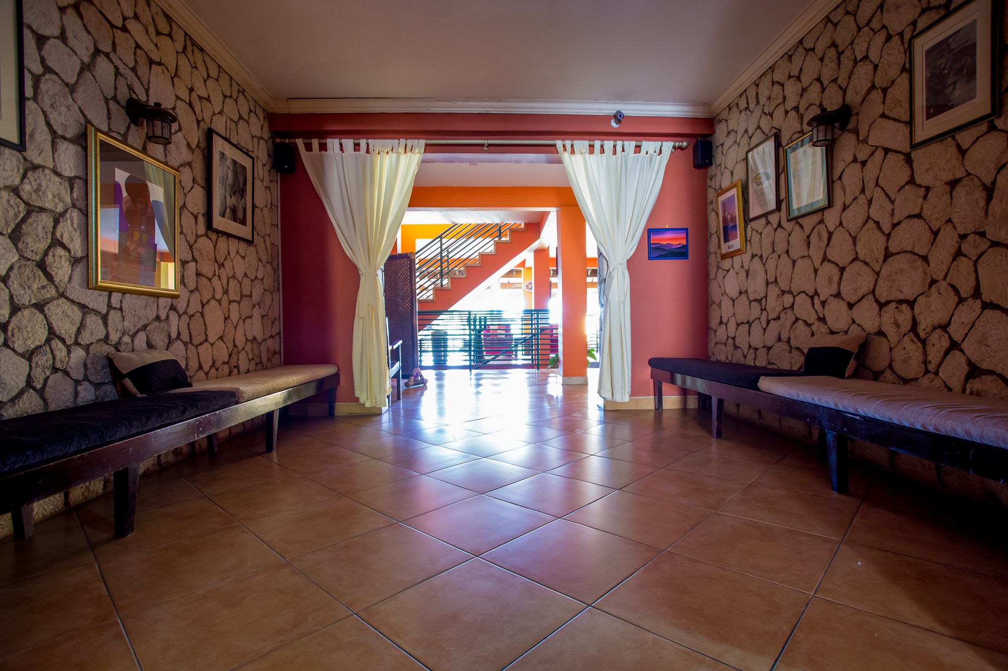 Фото Altamont West Hotel