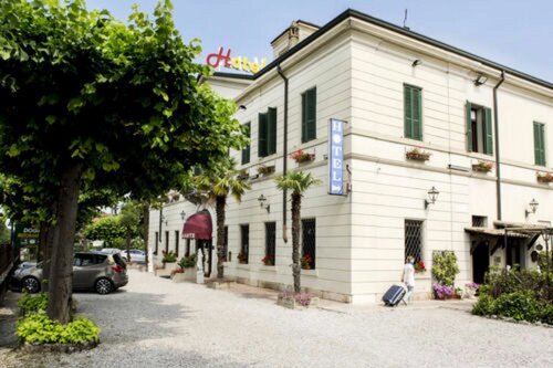 Внешний вид отеля Hotel Dogana в Сирмионе, фото 1