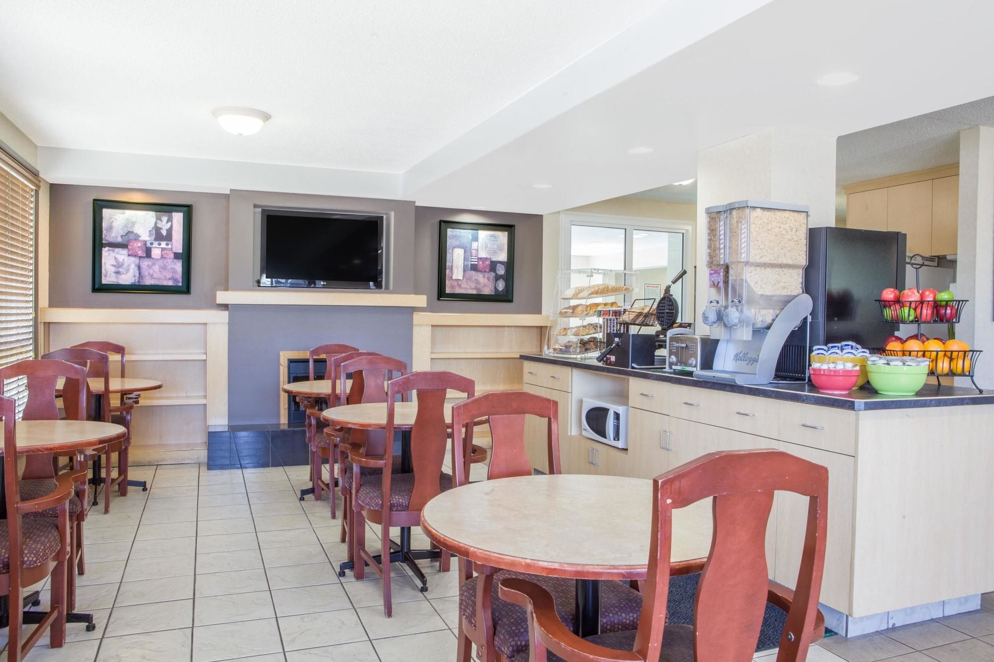 Фото Super 8 by Wyndham Lethbridge