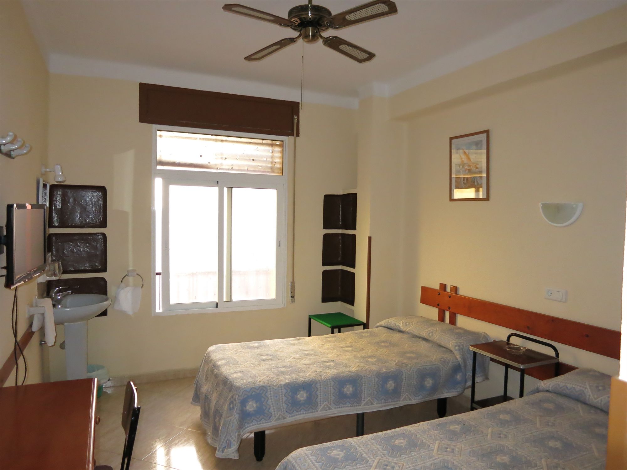 Фото Hostal Guillot