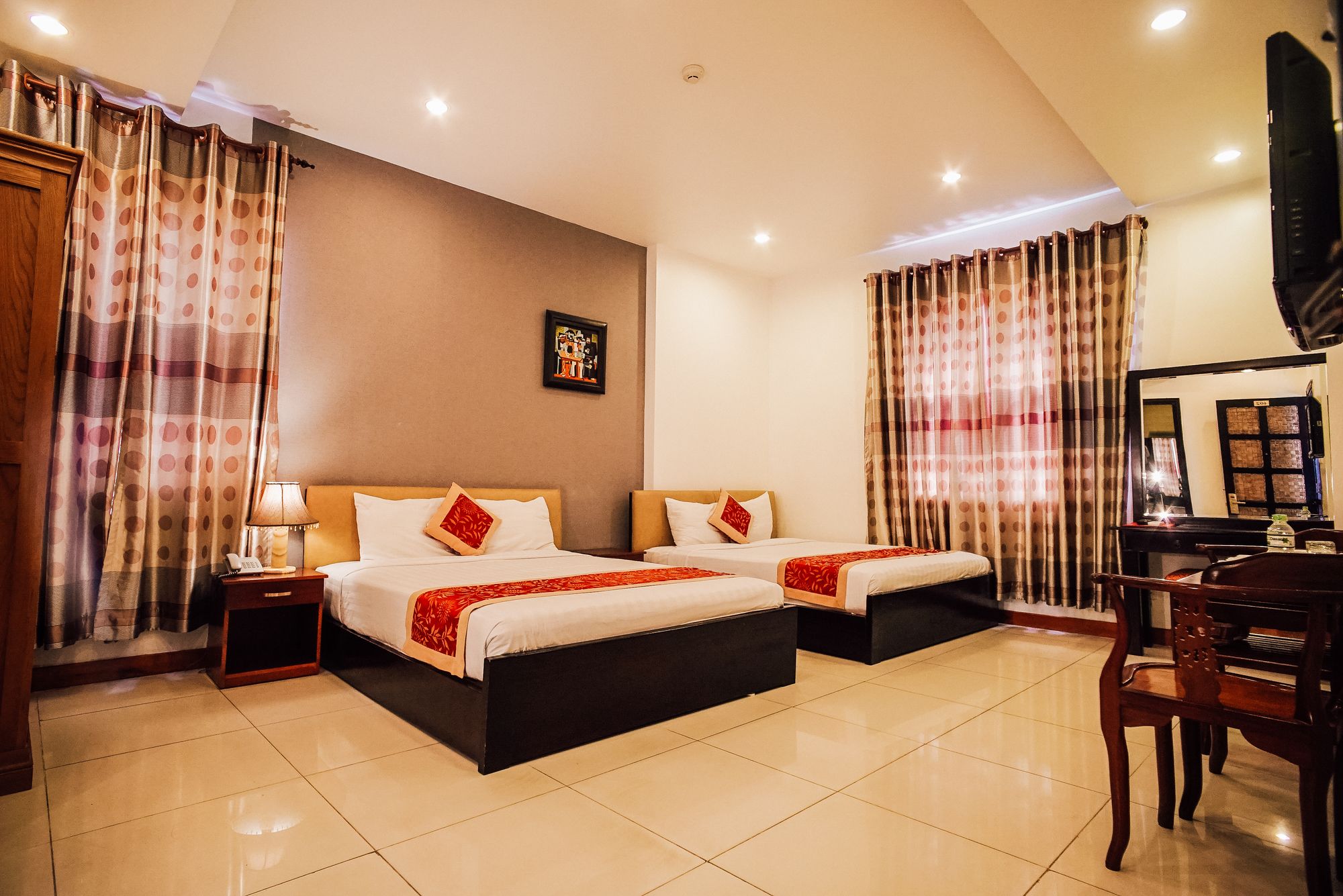 Фото Sunflowers Hotel