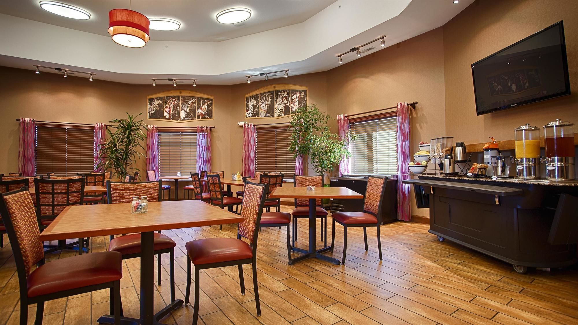 Фото Best Western Plus Carousel Inn & Suites