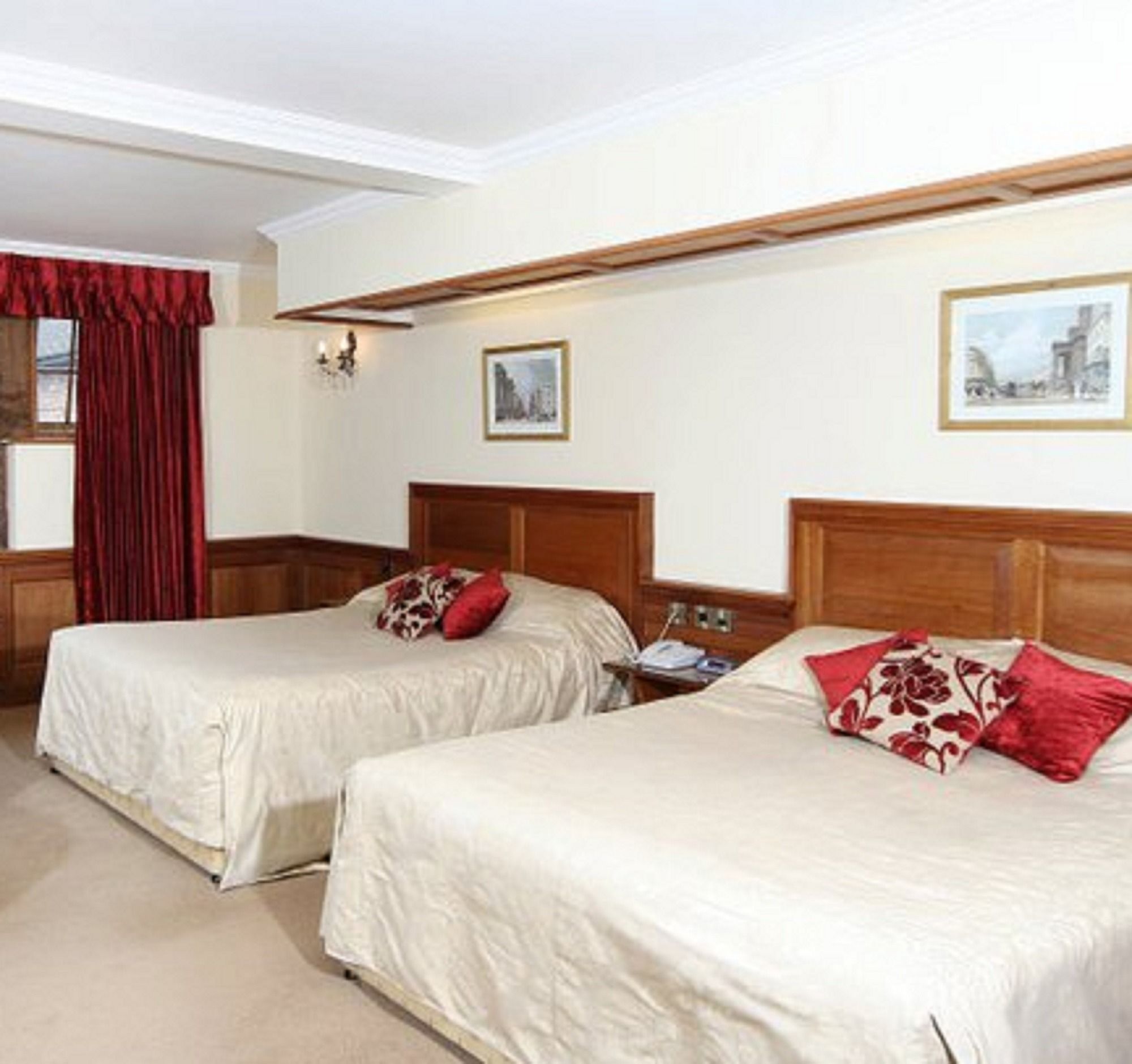 Фото The Feathers Hotel