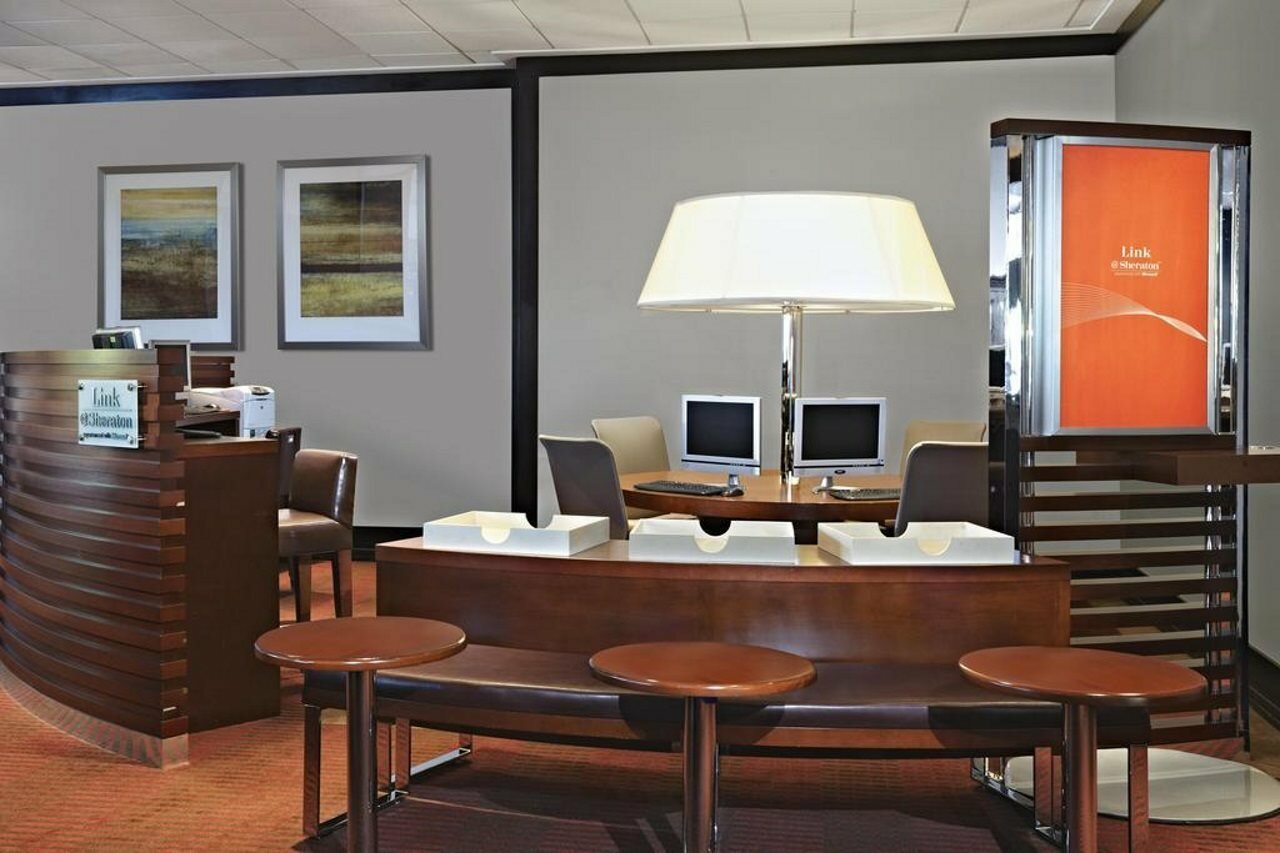 Фото Sheraton Vancouver Guildford Hotel