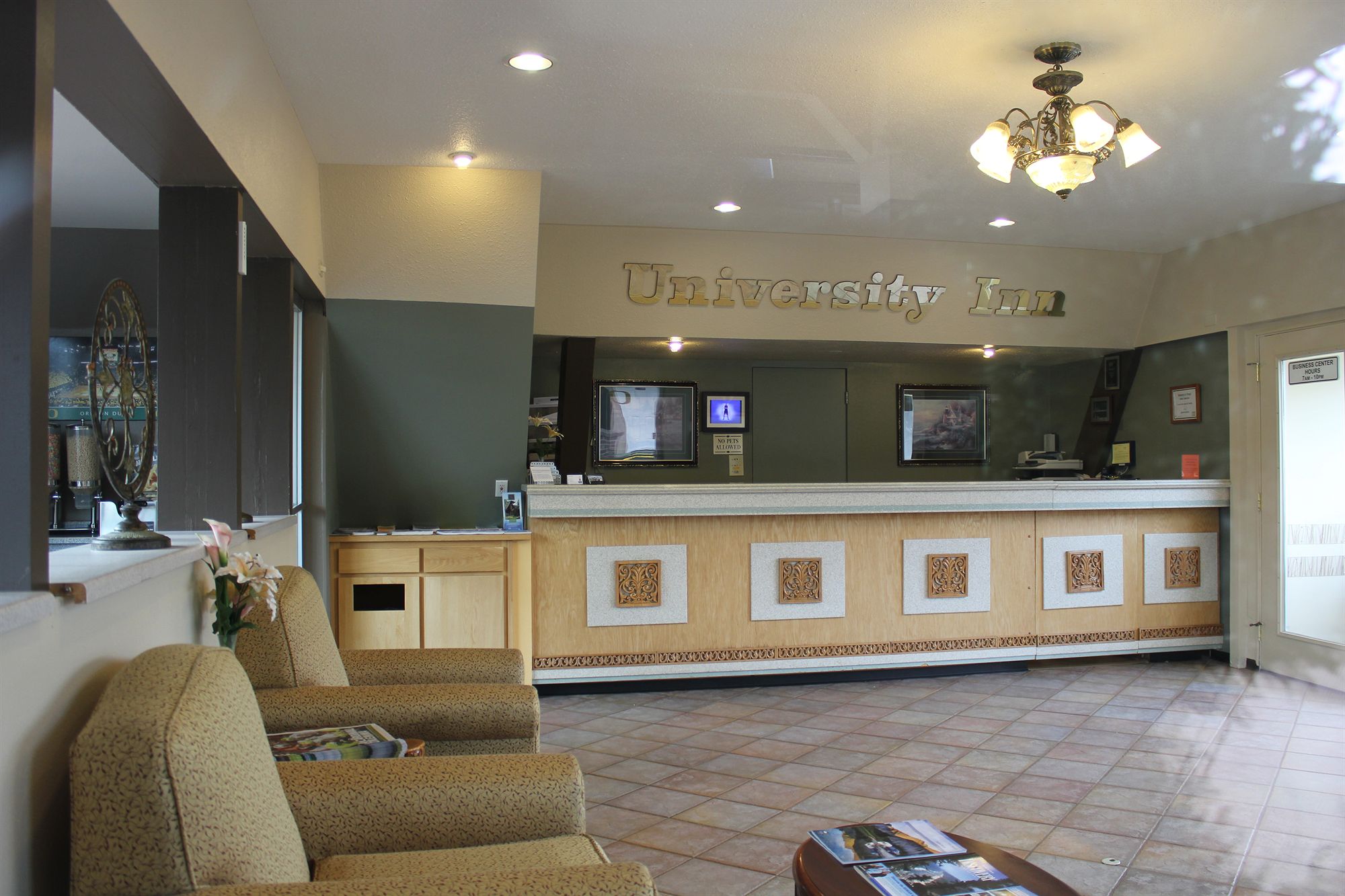 Фото University Inn & Suites