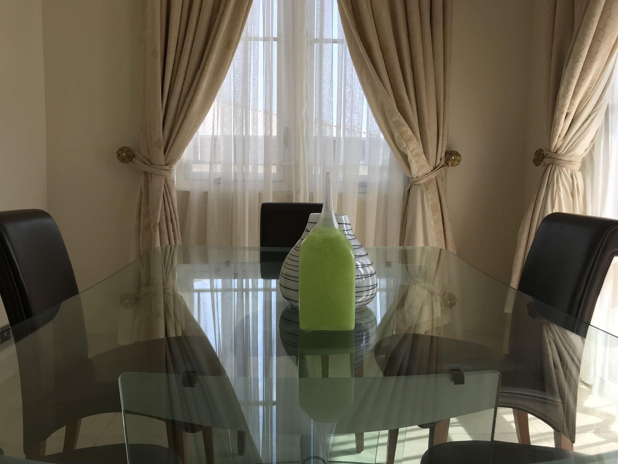 Фото Helena Court Apartments