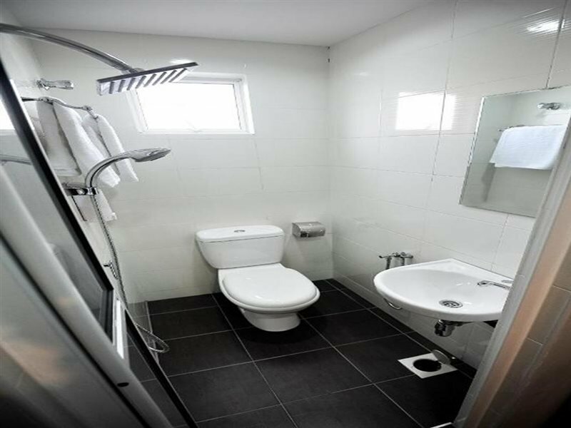 Фото Station Eight Inn