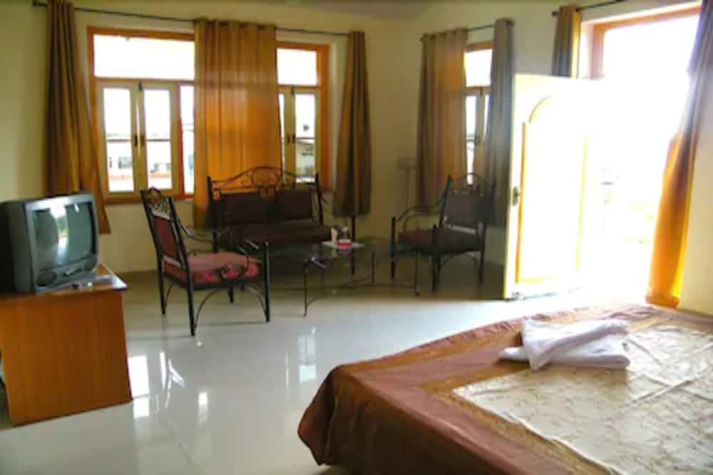 Фото The New Swaraj Resort