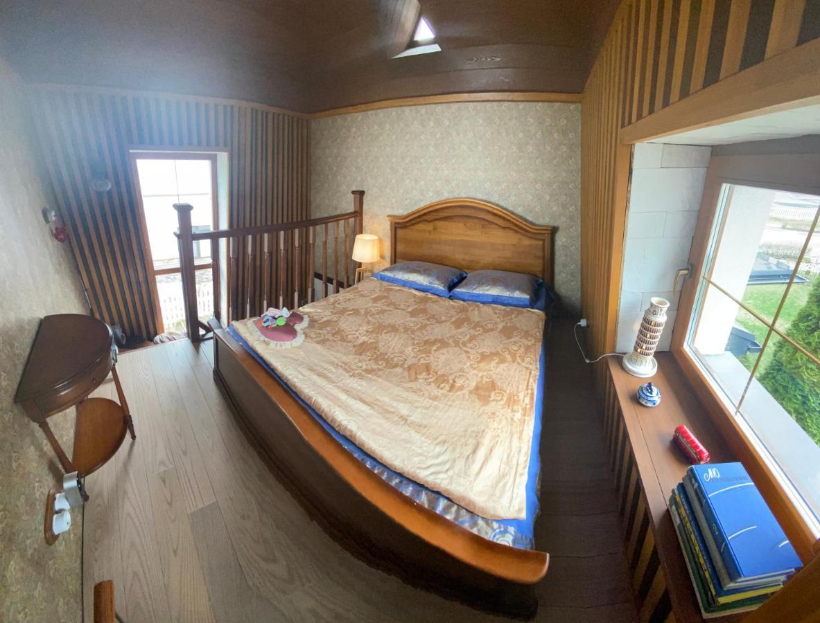 Фото Aston Martin Tower Art