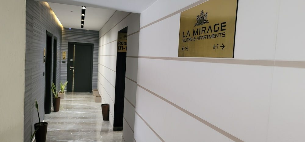 Фото La Mirage Suites & Apartments