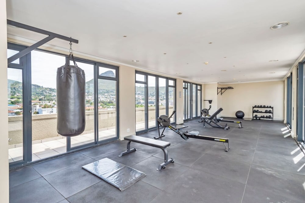 Фото Bright Studio Apartment w Stunning Roof-top Pool