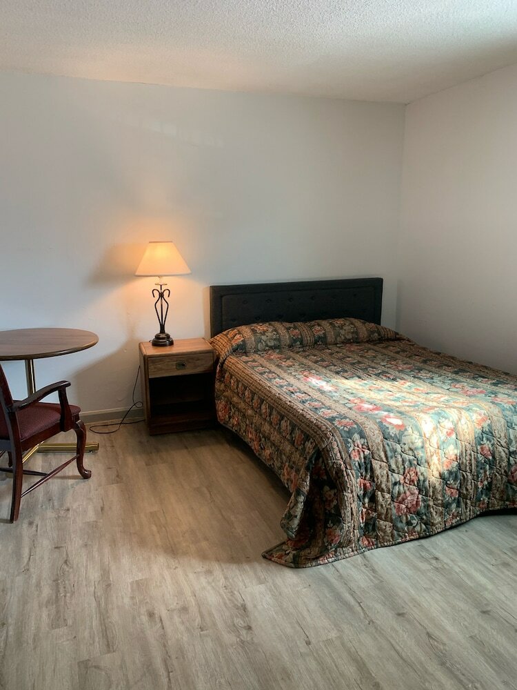 Фото Travelers Uptown Motel