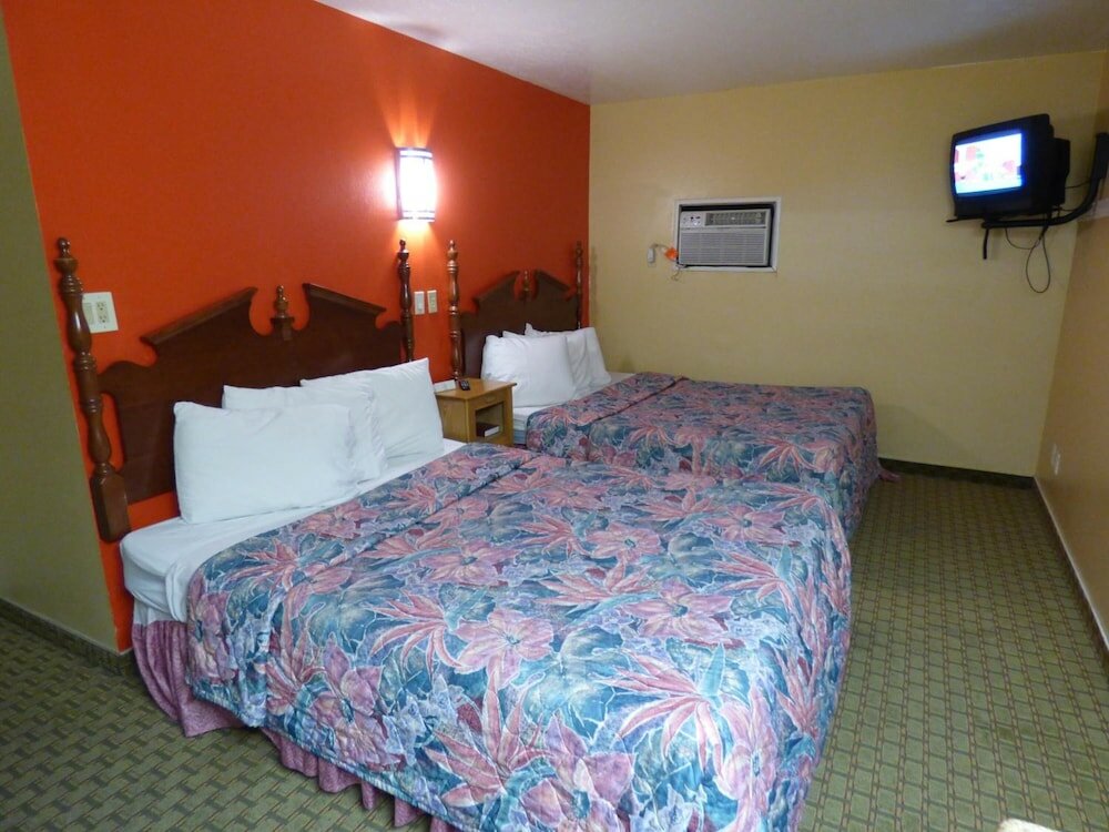 Фото Coronada Inn and Suites