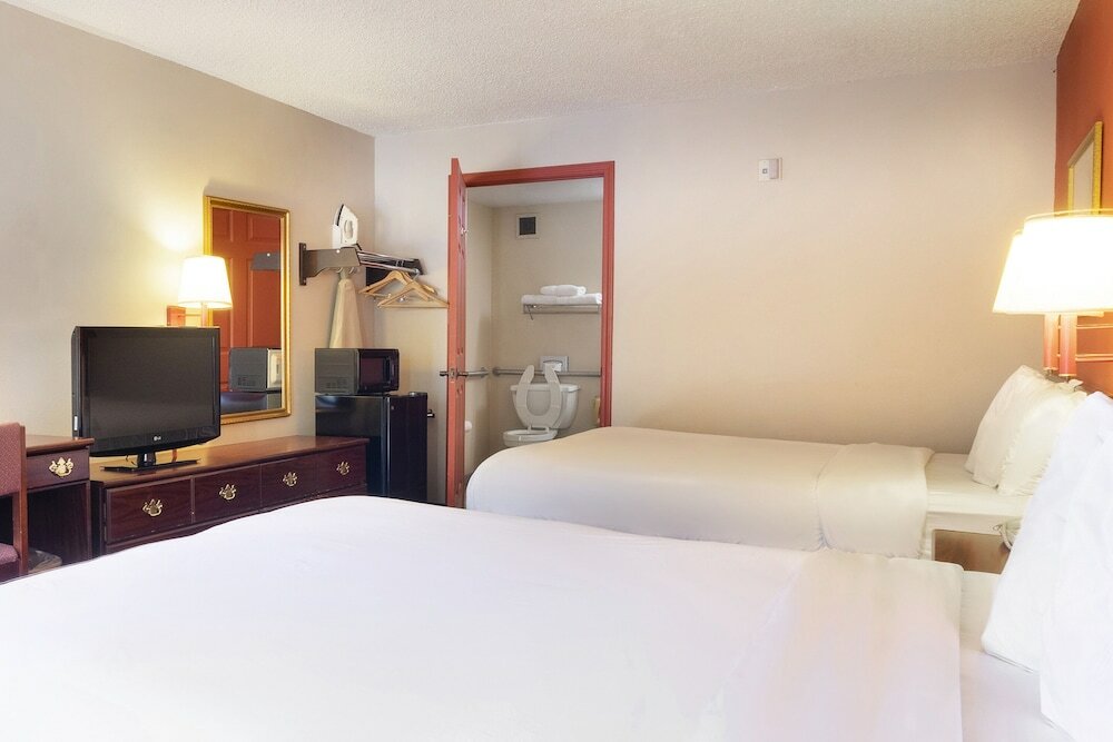 Фото Oyo Hotel Adairsville Hwy 140