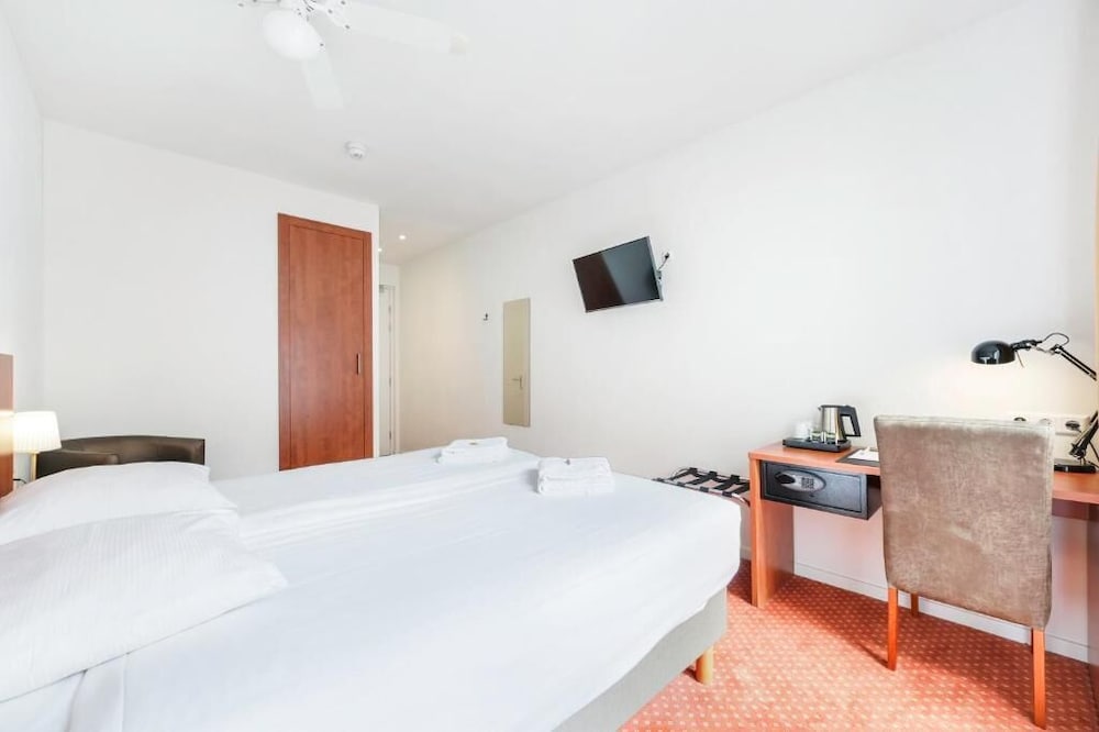 Фото Ambassador City Centre Hotel