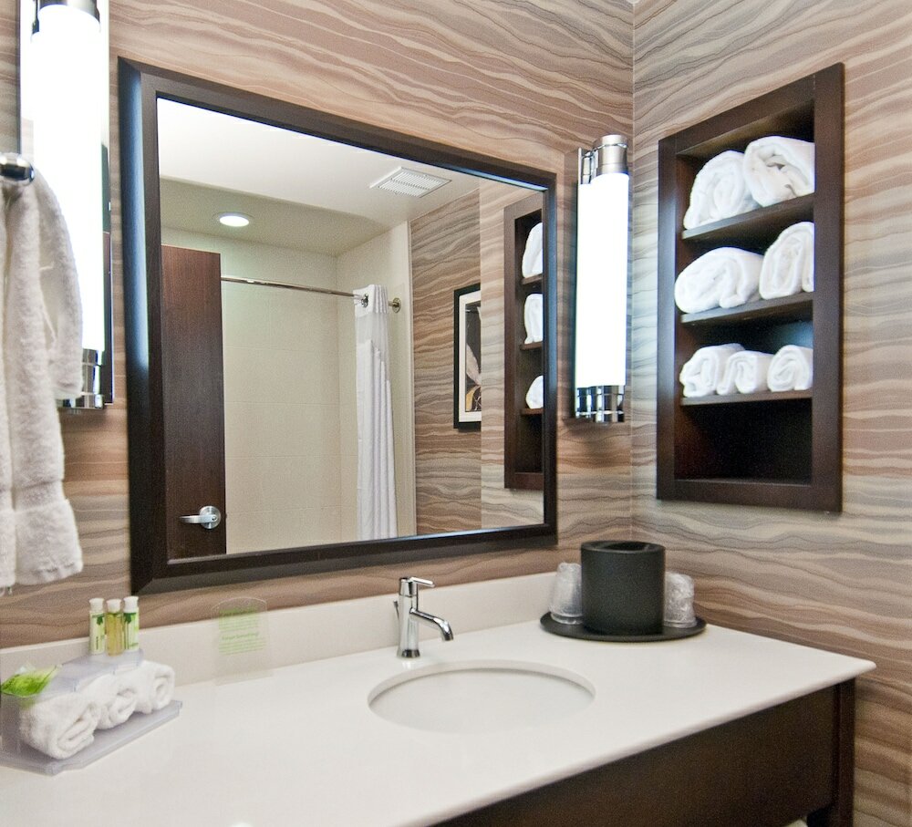 Фото Holiday Inn Express & Suites San Antonio Se by At&t Center, an Ihg Hotel