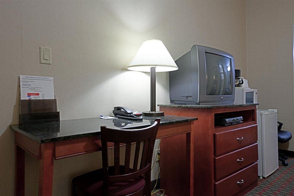 Фото Americas Best Value Inn Smithtown Long Island